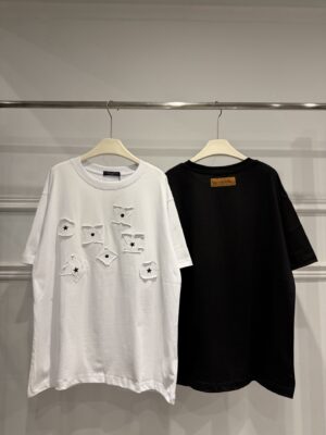 P80 LOUIS VUITTON 路易威登26ss 做旧磨破贴布刺绣工艺短袖T恤 - Louis Vuitton法国路威酩轩集团-LVMH旗下品牌 著名奢侈品箱包和皮具品牌 百余年的传奇经典 全球时尚旅行艺术的精致象征 印有“LV”标志这一独特图案的交织字母帆布包 伴随着丰富的传奇色彩和雅典的设计而成为时尚之经典 延续至今 不论后来延伸出来的皮件 丝巾或手表 笔 甚至服装 都是以崇尚精致 品质 舒适的“旅行哲学” 作为设计的出发基础 - 百分百棉 采用280g 高端进口纯棉双纱面料 添加手感与固定衣服版型 螺纹搭配1*1 同缸定染配套 定制1:1洗水商标 - 前后幅采用进口高密度重工贴布绣花工艺 整身洗水磨破工艺 满满潮流元素 重磅面料 领口采用冰感索罗娜 宽松版型 偏深挺阔有型 不变形不缩水 - 原版主唛水洗吊牌包装 细节完美 要对版的来 要low货的请直接绕道 完美还原 顶级出货 Size: S M L XL Colour:白 黑