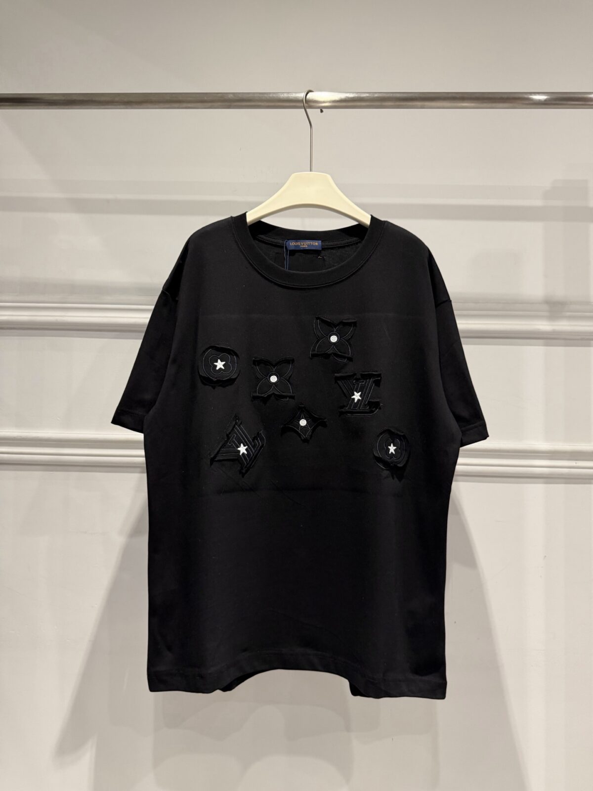 weigou_176408_1_0895d54a28 P80 LOUIS VUITTON 路易威登26ss 做旧磨破贴布刺绣工艺短袖T恤 - Louis Vuitton法国路威酩轩集团-LVMH旗下品牌 著名奢侈品箱包和皮具品牌 百余年的传奇经典 全球时尚旅行艺术的精致象征 印有“LV”标志这一独特图案的交织字母帆布包 伴随着丰富的传奇色彩和雅典的设计而成为时尚之经典 延续至今 不论后来延伸出来的皮件 丝巾或手表 笔 甚至服装 都是以崇尚精致 品质 舒适的“旅行哲学” 作为设计的出发基础 - 百分百棉 采用280g 高端进口纯棉双纱面料 添加手感与固定衣服版型 螺纹搭配1*1 同缸定染配套 定制1:1洗水商标 - 前后幅采用进口高密度重工贴布绣花工艺 整身洗水磨破工艺 满满潮流元素 重磅面料 领口采用冰感索罗娜 宽松版型 偏深挺阔有型 不变形不缩水 - 原版主唛水洗吊牌包装 细节完美 要对版的来 要low货的请直接绕道 完美还原 顶级出货 Size: S M L XL Colour:白 黑