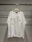 weigou_176408_2_7ec0c462e3 P80 LOUIS VUITTON 路易威登26ss 做旧磨破贴布刺绣工艺短袖T恤 - Louis Vuitton法国路威酩轩集团-LVMH旗下品牌 著名奢侈品箱包和皮具品牌 百余年的传奇经典 全球时尚旅行艺术的精致象征 印有“LV”标志这一独特图案的交织字母帆布包 伴随着丰富的传奇色彩和雅典的设计而成为时尚之经典 延续至今 不论后来延伸出来的皮件 丝巾或手表 笔 甚至服装 都是以崇尚精致 品质 舒适的“旅行哲学” 作为设计的出发基础 - 百分百棉 采用280g 高端进口纯棉双纱面料 添加手感与固定衣服版型 螺纹搭配1*1 同缸定染配套 定制1:1洗水商标 - 前后幅采用进口高密度重工贴布绣花工艺 整身洗水磨破工艺 满满潮流元素 重磅面料 领口采用冰感索罗娜 宽松版型 偏深挺阔有型 不变形不缩水 - 原版主唛水洗吊牌包装 细节完美 要对版的来 要low货的请直接绕道 完美还原 顶级出货 Size: S M L XL Colour:白 黑