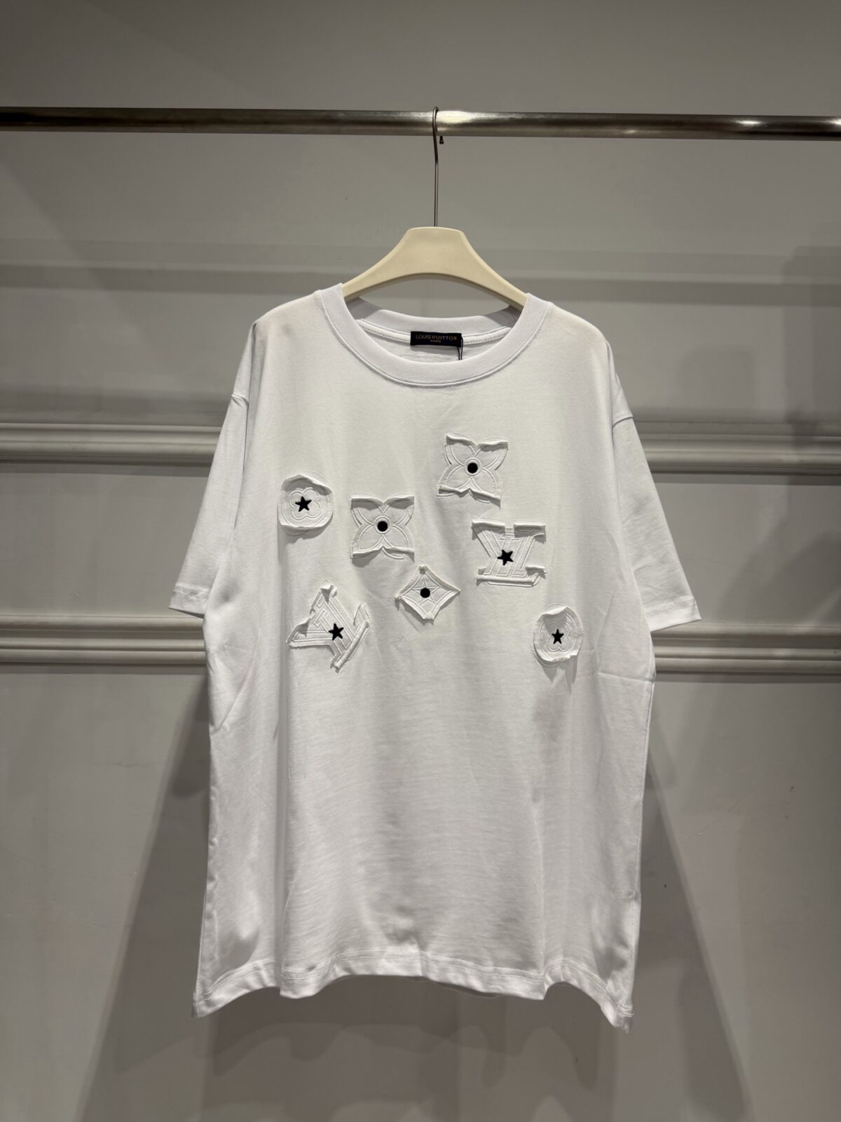 weigou_176408_2_7ec0c462e3 P80 LOUIS VUITTON 路易威登26ss 做旧磨破贴布刺绣工艺短袖T恤 - Louis Vuitton法国路威酩轩集团-LVMH旗下品牌 著名奢侈品箱包和皮具品牌 百余年的传奇经典 全球时尚旅行艺术的精致象征 印有“LV”标志这一独特图案的交织字母帆布包 伴随着丰富的传奇色彩和雅典的设计而成为时尚之经典 延续至今 不论后来延伸出来的皮件 丝巾或手表 笔 甚至服装 都是以崇尚精致 品质 舒适的“旅行哲学” 作为设计的出发基础 - 百分百棉 采用280g 高端进口纯棉双纱面料 添加手感与固定衣服版型 螺纹搭配1*1 同缸定染配套 定制1:1洗水商标 - 前后幅采用进口高密度重工贴布绣花工艺 整身洗水磨破工艺 满满潮流元素 重磅面料 领口采用冰感索罗娜 宽松版型 偏深挺阔有型 不变形不缩水 - 原版主唛水洗吊牌包装 细节完美 要对版的来 要low货的请直接绕道 完美还原 顶级出货 Size: S M L XL Colour:白 黑