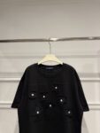 weigou_176408_3_e1b41bd28b P80 LOUIS VUITTON 路易威登26ss 做旧磨破贴布刺绣工艺短袖T恤 - Louis Vuitton法国路威酩轩集团-LVMH旗下品牌 著名奢侈品箱包和皮具品牌 百余年的传奇经典 全球时尚旅行艺术的精致象征 印有“LV”标志这一独特图案的交织字母帆布包 伴随着丰富的传奇色彩和雅典的设计而成为时尚之经典 延续至今 不论后来延伸出来的皮件 丝巾或手表 笔 甚至服装 都是以崇尚精致 品质 舒适的“旅行哲学” 作为设计的出发基础 - 百分百棉 采用280g 高端进口纯棉双纱面料 添加手感与固定衣服版型 螺纹搭配1*1 同缸定染配套 定制1:1洗水商标 - 前后幅采用进口高密度重工贴布绣花工艺 整身洗水磨破工艺 满满潮流元素 重磅面料 领口采用冰感索罗娜 宽松版型 偏深挺阔有型 不变形不缩水 - 原版主唛水洗吊牌包装 细节完美 要对版的来 要low货的请直接绕道 完美还原 顶级出货 Size: S M L XL Colour:白 黑