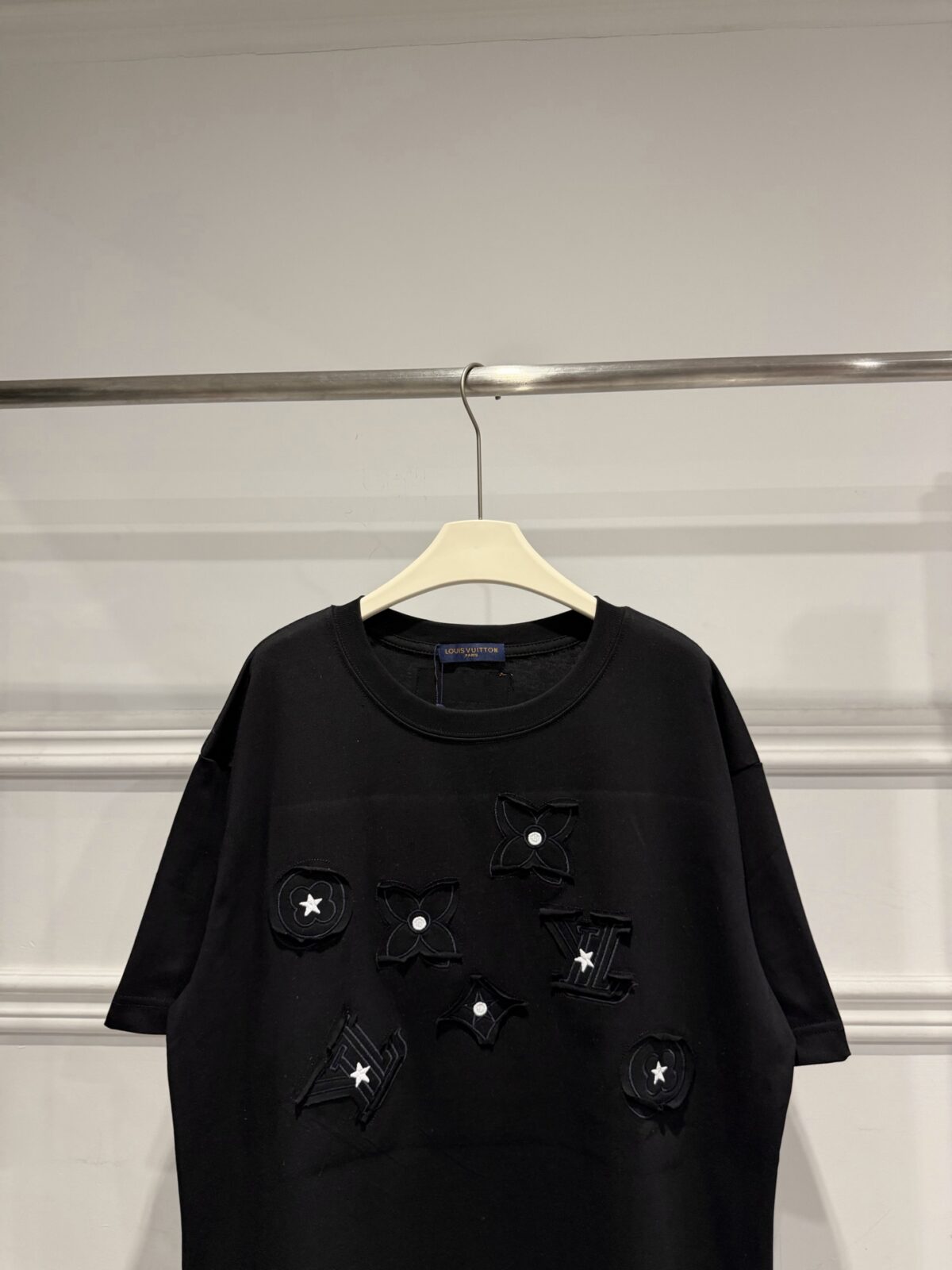 weigou_176408_3_e1b41bd28b P80 LOUIS VUITTON 路易威登26ss 做旧磨破贴布刺绣工艺短袖T恤 - Louis Vuitton法国路威酩轩集团-LVMH旗下品牌 著名奢侈品箱包和皮具品牌 百余年的传奇经典 全球时尚旅行艺术的精致象征 印有“LV”标志这一独特图案的交织字母帆布包 伴随着丰富的传奇色彩和雅典的设计而成为时尚之经典 延续至今 不论后来延伸出来的皮件 丝巾或手表 笔 甚至服装 都是以崇尚精致 品质 舒适的“旅行哲学” 作为设计的出发基础 - 百分百棉 采用280g 高端进口纯棉双纱面料 添加手感与固定衣服版型 螺纹搭配1*1 同缸定染配套 定制1:1洗水商标 - 前后幅采用进口高密度重工贴布绣花工艺 整身洗水磨破工艺 满满潮流元素 重磅面料 领口采用冰感索罗娜 宽松版型 偏深挺阔有型 不变形不缩水 - 原版主唛水洗吊牌包装 细节完美 要对版的来 要low货的请直接绕道 完美还原 顶级出货 Size: S M L XL Colour:白 黑