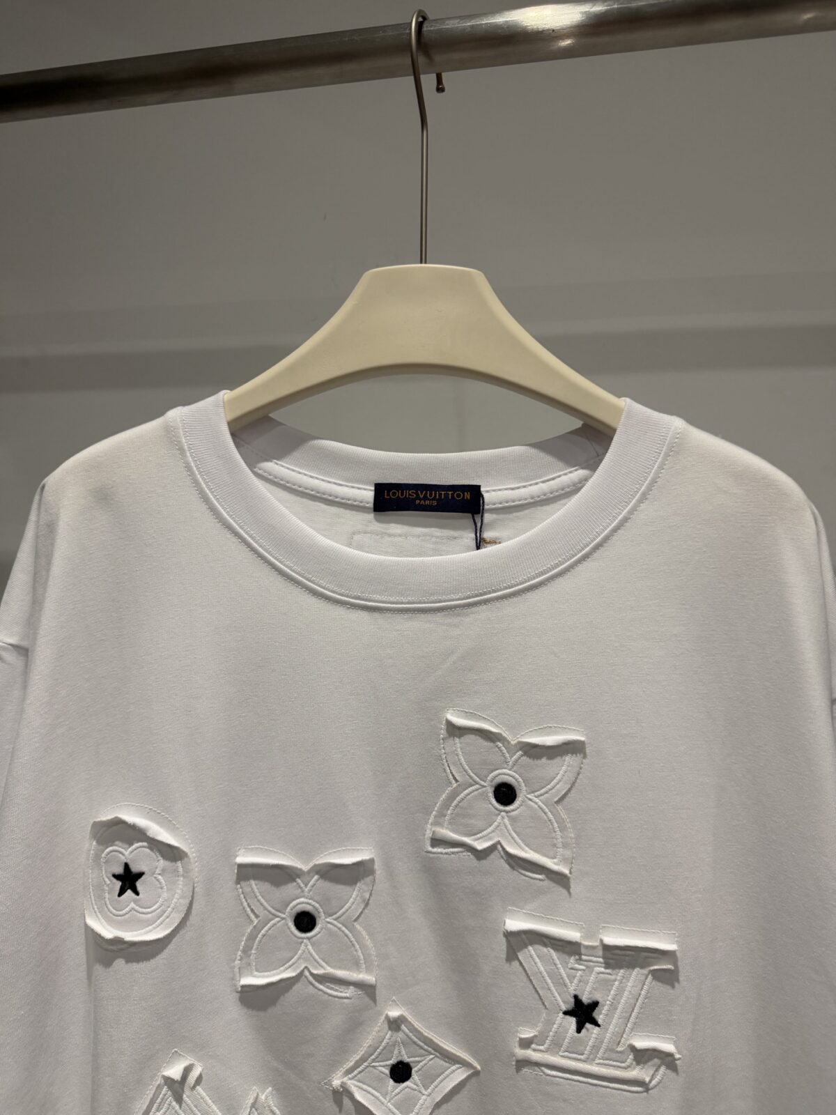 weigou_176408_4_99c21808d2 P80 LOUIS VUITTON 路易威登26ss 做旧磨破贴布刺绣工艺短袖T恤 - Louis Vuitton法国路威酩轩集团-LVMH旗下品牌 著名奢侈品箱包和皮具品牌 百余年的传奇经典 全球时尚旅行艺术的精致象征 印有“LV”标志这一独特图案的交织字母帆布包 伴随着丰富的传奇色彩和雅典的设计而成为时尚之经典 延续至今 不论后来延伸出来的皮件 丝巾或手表 笔 甚至服装 都是以崇尚精致 品质 舒适的“旅行哲学” 作为设计的出发基础 - 百分百棉 采用280g 高端进口纯棉双纱面料 添加手感与固定衣服版型 螺纹搭配1*1 同缸定染配套 定制1:1洗水商标 - 前后幅采用进口高密度重工贴布绣花工艺 整身洗水磨破工艺 满满潮流元素 重磅面料 领口采用冰感索罗娜 宽松版型 偏深挺阔有型 不变形不缩水 - 原版主唛水洗吊牌包装 细节完美 要对版的来 要low货的请直接绕道 完美还原 顶级出货 Size: S M L XL Colour:白 黑