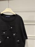 weigou_176408_5_d4a26bd3a1 P80 LOUIS VUITTON 路易威登26ss 做旧磨破贴布刺绣工艺短袖T恤 - Louis Vuitton法国路威酩轩集团-LVMH旗下品牌 著名奢侈品箱包和皮具品牌 百余年的传奇经典 全球时尚旅行艺术的精致象征 印有“LV”标志这一独特图案的交织字母帆布包 伴随着丰富的传奇色彩和雅典的设计而成为时尚之经典 延续至今 不论后来延伸出来的皮件 丝巾或手表 笔 甚至服装 都是以崇尚精致 品质 舒适的“旅行哲学” 作为设计的出发基础 - 百分百棉 采用280g 高端进口纯棉双纱面料 添加手感与固定衣服版型 螺纹搭配1*1 同缸定染配套 定制1:1洗水商标 - 前后幅采用进口高密度重工贴布绣花工艺 整身洗水磨破工艺 满满潮流元素 重磅面料 领口采用冰感索罗娜 宽松版型 偏深挺阔有型 不变形不缩水 - 原版主唛水洗吊牌包装 细节完美 要对版的来 要low货的请直接绕道 完美还原 顶级出货 Size: S M L XL Colour:白 黑