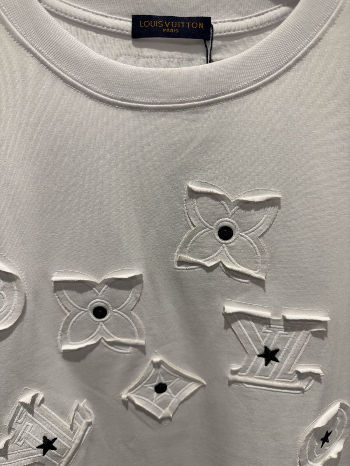 weigou_176408_6_d37a366d81 P80 LOUIS VUITTON 路易威登26ss 做旧磨破贴布刺绣工艺短袖T恤 - Louis Vuitton法国路威酩轩集团-LVMH旗下品牌 著名奢侈品箱包和皮具品牌 百余年的传奇经典 全球时尚旅行艺术的精致象征 印有“LV”标志这一独特图案的交织字母帆布包 伴随着丰富的传奇色彩和雅典的设计而成为时尚之经典 延续至今 不论后来延伸出来的皮件 丝巾或手表 笔 甚至服装 都是以崇尚精致 品质 舒适的“旅行哲学” 作为设计的出发基础 - 百分百棉 采用280g 高端进口纯棉双纱面料 添加手感与固定衣服版型 螺纹搭配1*1 同缸定染配套 定制1:1洗水商标 - 前后幅采用进口高密度重工贴布绣花工艺 整身洗水磨破工艺 满满潮流元素 重磅面料 领口采用冰感索罗娜 宽松版型 偏深挺阔有型 不变形不缩水 - 原版主唛水洗吊牌包装 细节完美 要对版的来 要low货的请直接绕道 完美还原 顶级出货 Size: S M L XL Colour:白 黑