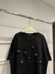 weigou_176408_7_26aff63c14 P80 LOUIS VUITTON 路易威登26ss 做旧磨破贴布刺绣工艺短袖T恤 - Louis Vuitton法国路威酩轩集团-LVMH旗下品牌 著名奢侈品箱包和皮具品牌 百余年的传奇经典 全球时尚旅行艺术的精致象征 印有“LV”标志这一独特图案的交织字母帆布包 伴随着丰富的传奇色彩和雅典的设计而成为时尚之经典 延续至今 不论后来延伸出来的皮件 丝巾或手表 笔 甚至服装 都是以崇尚精致 品质 舒适的“旅行哲学” 作为设计的出发基础 - 百分百棉 采用280g 高端进口纯棉双纱面料 添加手感与固定衣服版型 螺纹搭配1*1 同缸定染配套 定制1:1洗水商标 - 前后幅采用进口高密度重工贴布绣花工艺 整身洗水磨破工艺 满满潮流元素 重磅面料 领口采用冰感索罗娜 宽松版型 偏深挺阔有型 不变形不缩水 - 原版主唛水洗吊牌包装 细节完美 要对版的来 要low货的请直接绕道 完美还原 顶级出货 Size: S M L XL Colour:白 黑
