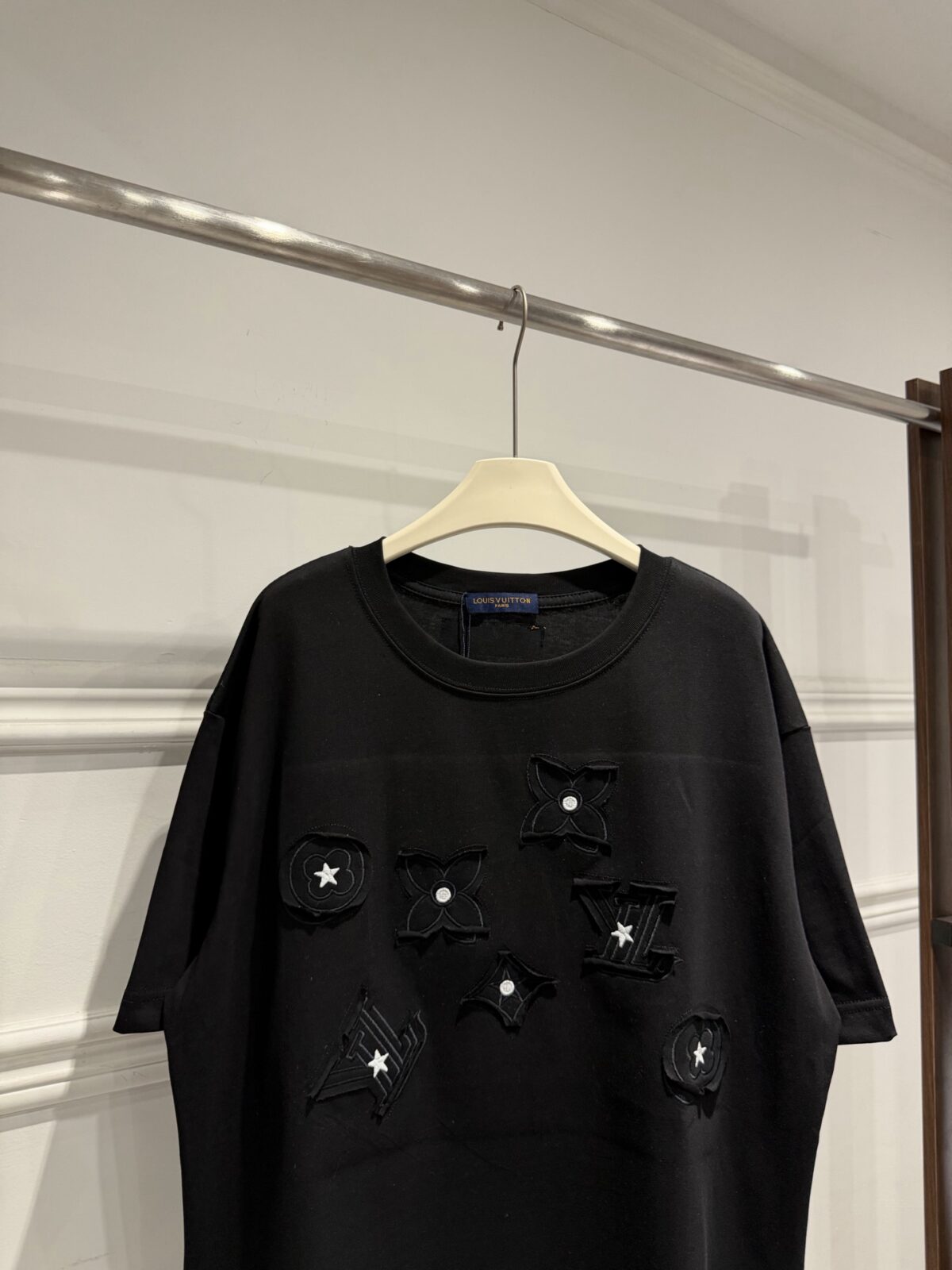 weigou_176408_7_26aff63c14 P80 LOUIS VUITTON 路易威登26ss 做旧磨破贴布刺绣工艺短袖T恤 - Louis Vuitton法国路威酩轩集团-LVMH旗下品牌 著名奢侈品箱包和皮具品牌 百余年的传奇经典 全球时尚旅行艺术的精致象征 印有“LV”标志这一独特图案的交织字母帆布包 伴随着丰富的传奇色彩和雅典的设计而成为时尚之经典 延续至今 不论后来延伸出来的皮件 丝巾或手表 笔 甚至服装 都是以崇尚精致 品质 舒适的“旅行哲学” 作为设计的出发基础 - 百分百棉 采用280g 高端进口纯棉双纱面料 添加手感与固定衣服版型 螺纹搭配1*1 同缸定染配套 定制1:1洗水商标 - 前后幅采用进口高密度重工贴布绣花工艺 整身洗水磨破工艺 满满潮流元素 重磅面料 领口采用冰感索罗娜 宽松版型 偏深挺阔有型 不变形不缩水 - 原版主唛水洗吊牌包装 细节完美 要对版的来 要low货的请直接绕道 完美还原 顶级出货 Size: S M L XL Colour:白 黑