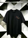 P80 Louis Vuitton*LV2026最新款短袖T恤 材质:采用300g高支高密双纱精梳棉 工艺：宽松版型前后幅重工刺绣🪡 内里贴布刺绣🪡 尺寸:S M L XL XXL 颜色:黑色