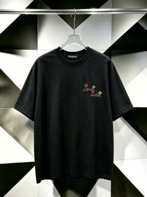 P80 Louis Vuitton*LV2026最新款短袖T恤 材质:采用300g高支高密双纱精梳棉 工艺：宽松版型前后幅重工刺绣🪡 内里贴布刺绣🪡 尺寸:S M L XL XXL 颜色:黑色