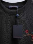 P80 Louis Vuitton*LV2026最新款短袖T恤 材质:采用300g高支高密双纱精梳棉 工艺：宽松版型前后幅重工刺绣🪡 内里贴布刺绣🪡 尺寸:S M L XL XXL 颜色:黑色