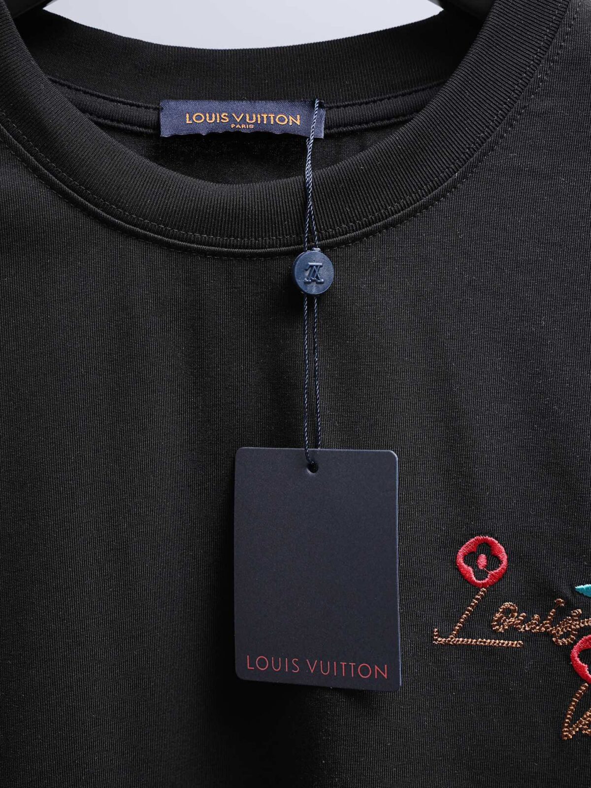P80 Louis Vuitton*LV2026最新款短袖T恤 材质:采用300g高支高密双纱精梳棉 工艺：宽松版型前后幅重工刺绣🪡 内里贴布刺绣🪡 尺寸:S M L XL XXL 颜色:黑色