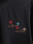 P80 Louis Vuitton*LV2026最新款短袖T恤 材质:采用300g高支高密双纱精梳棉 工艺：宽松版型前后幅重工刺绣🪡 内里贴布刺绣🪡 尺寸:S M L XL XXL 颜色:黑色
