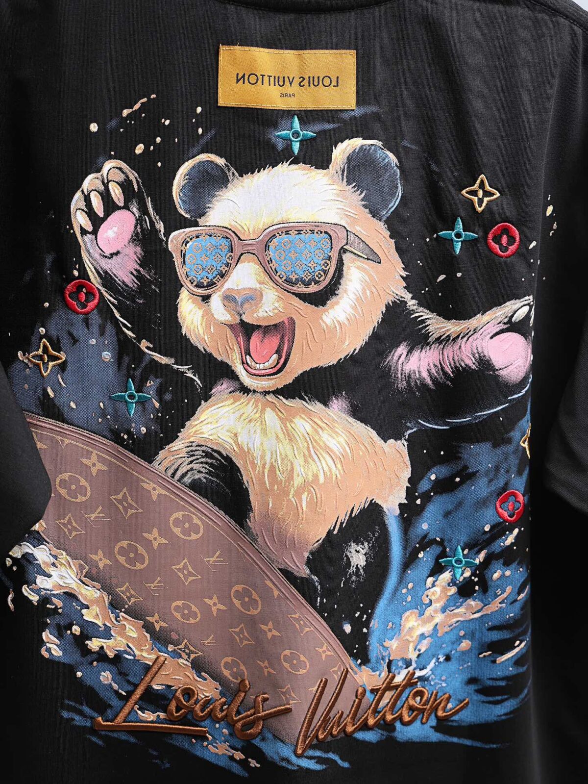 P80 Louis Vuitton*LV2026最新款短袖T恤 材质:采用300g高支高密双纱精梳棉 工艺：宽松版型前后幅重工刺绣🪡 内里贴布刺绣🪡 尺寸:S M L XL XXL 颜色:黑色