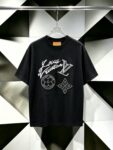 P80 Louis Vuitton*LV2026最新款短袖T恤 材质:采用300g高支高密双纱精梳棉 工艺：宽松版型前后幅重工刺绣🪡 内里贴布刺绣🪡 尺寸:S M L XL XXL 颜色:黑色