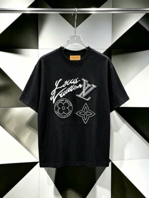 P80 Louis Vuitton*LV2026最新款短袖T恤 材质:采用300g高支高密双纱精梳棉 工艺：宽松版型前后幅重工刺绣🪡 内里贴布刺绣🪡 尺寸:S M L XL XXL 颜色:黑色