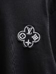 P80 Louis Vuitton*LV2026最新款短袖T恤 材质:采用300g高支高密双纱精梳棉 工艺：宽松版型前后幅重工刺绣🪡 内里贴布刺绣🪡 尺寸:S M L XL XXL 颜色:黑色