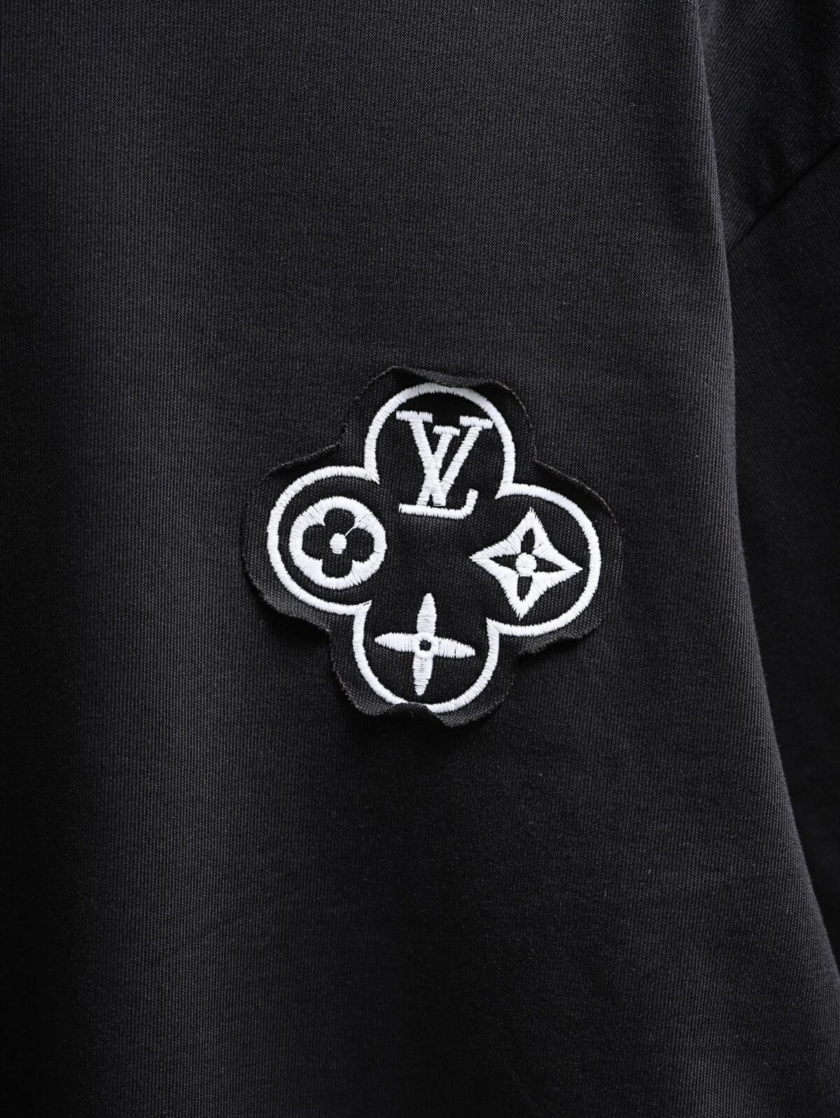 P80 Louis Vuitton*LV2026最新款短袖T恤 材质:采用300g高支高密双纱精梳棉 工艺：宽松版型前后幅重工刺绣🪡 内里贴布刺绣🪡 尺寸:S M L XL XXL 颜色:黑色