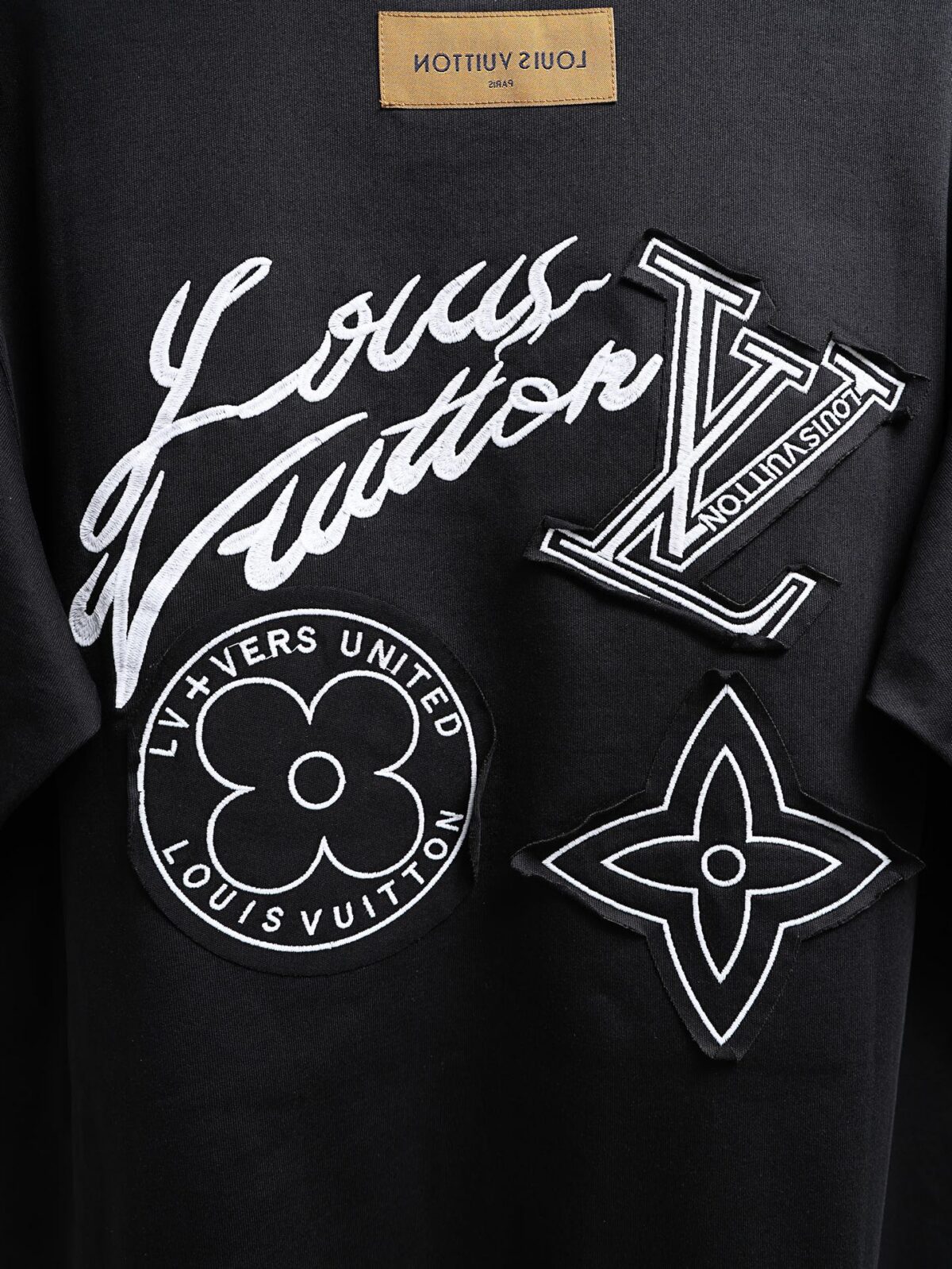 P80 Louis Vuitton*LV2026最新款短袖T恤 材质:采用300g高支高密双纱精梳棉 工艺：宽松版型前后幅重工刺绣🪡 内里贴布刺绣🪡 尺寸:S M L XL XXL 颜色:黑色