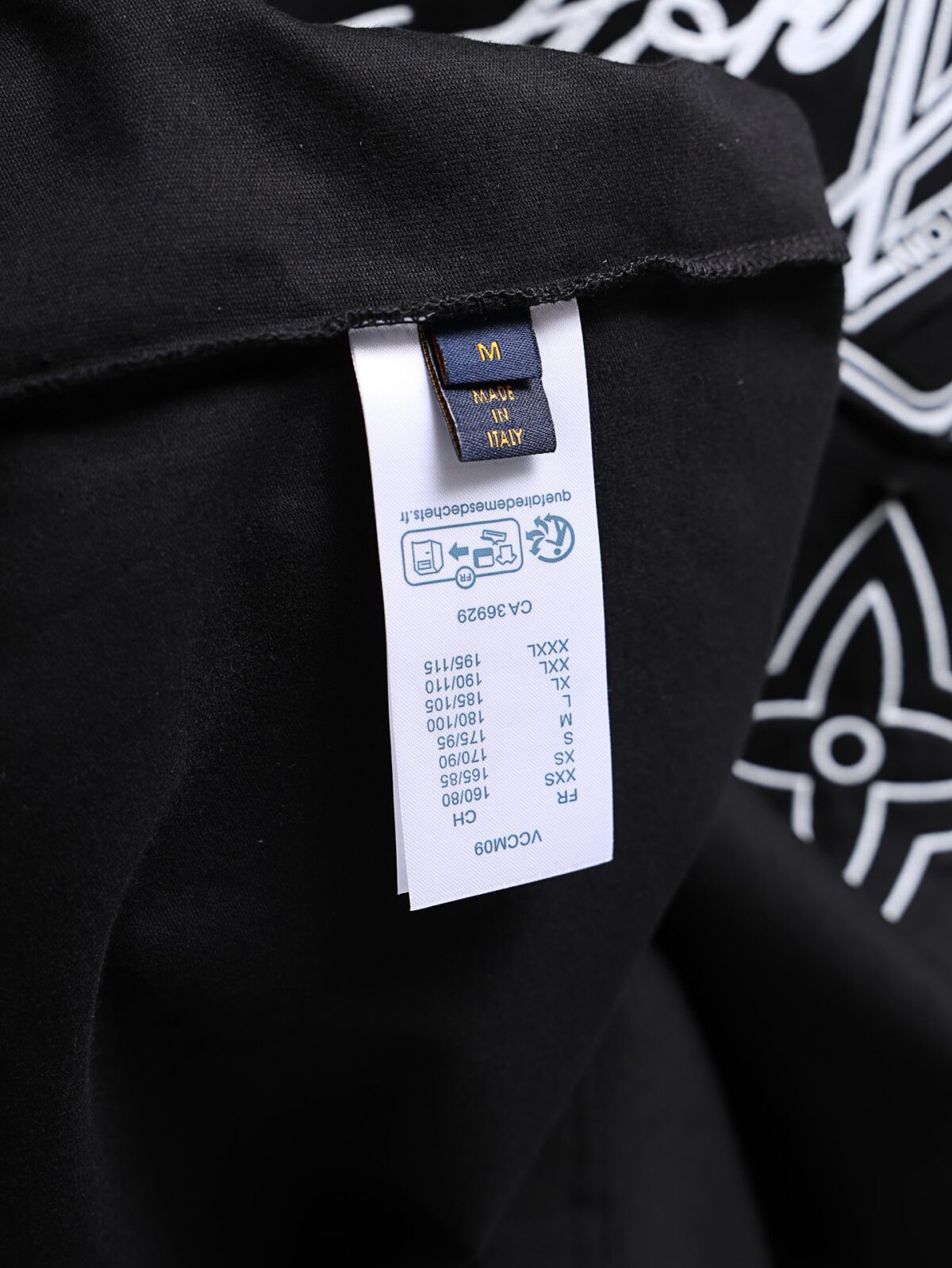 P80 Louis Vuitton*LV2026最新款短袖T恤 材质:采用300g高支高密双纱精梳棉 工艺：宽松版型前后幅重工刺绣🪡 内里贴布刺绣🪡 尺寸:S M L XL XXL 颜色:黑色