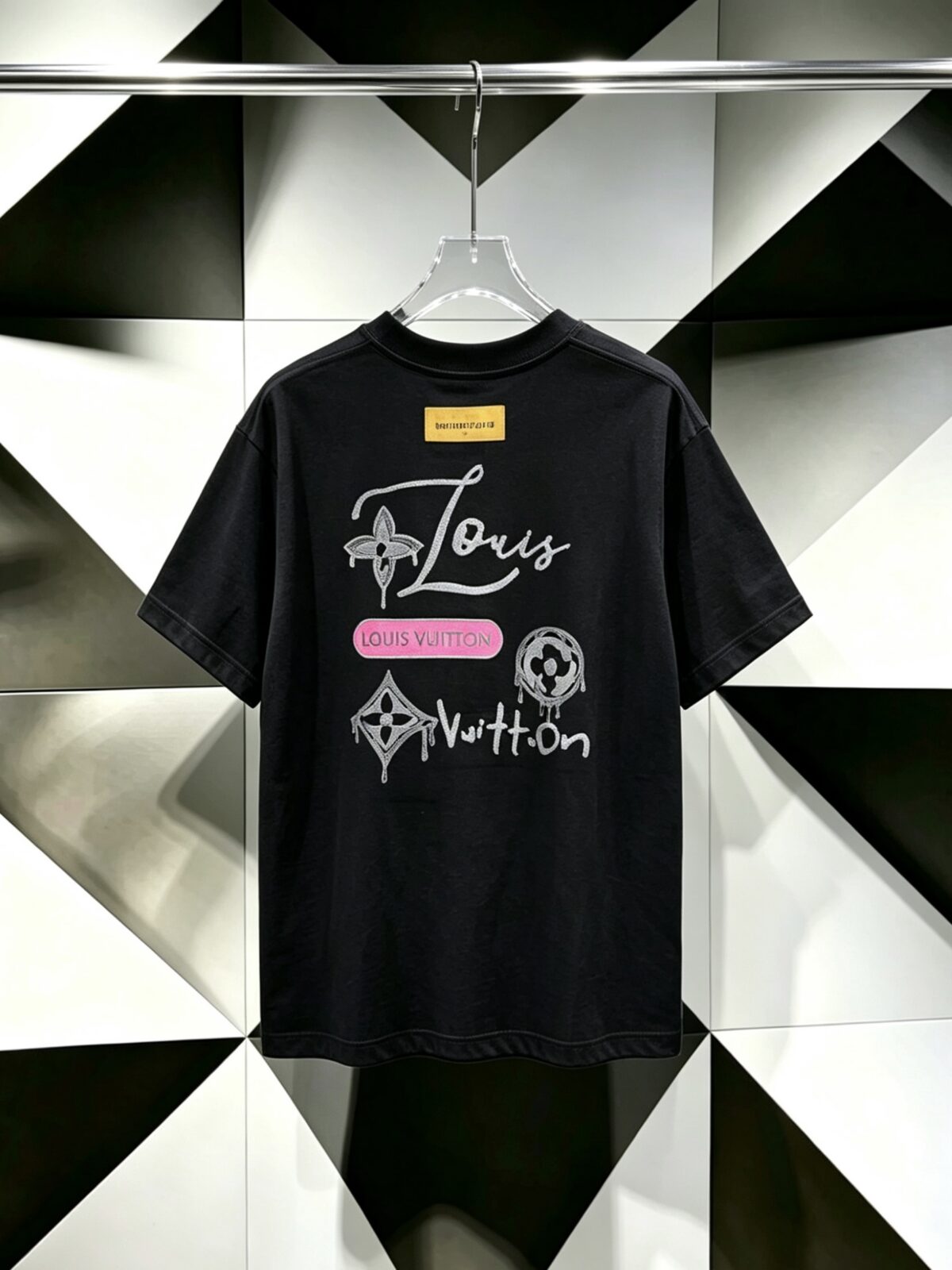 P80 Louis Vuitton*LV2026最新款短袖T恤 材质:采用300g高支高密双纱精梳棉 工艺：宽松版型前后幅重工刺绣🪡 内里贴布刺绣🪡 尺寸:S M L XL XXL 颜色:黑色