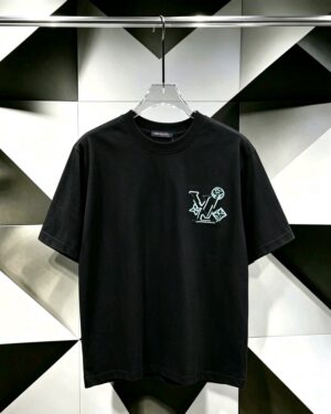 P80 Louis Vuitton*克罗心2026最新款短袖T恤 材质:采用300g高支高密双纱精梳棉 工艺：宽松版型前后幅重工刺绣🪡 内里贴布刺绣🪡 尺寸:S M L XL XXL 颜色:黑色