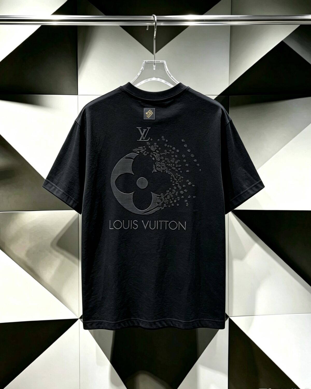 P80 Louis Vuitton*LV2026最新款短袖T恤 材质:采用300g高支高密双纱精梳棉 工艺：宽松版型前后幅重工刺绣🪡 内里贴布刺绣🪡 尺寸:S M L XL XXL 颜色:黑色 款号:M-0018