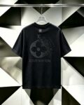 P80 Louis Vuitton*LV2026最新款短袖T恤 材质:采用300g高支高密双纱精梳棉 工艺：宽松版型前后幅重工刺绣🪡 内里贴布刺绣🪡 尺寸:S M L XL XXL 颜色:黑色 款号:M-0018