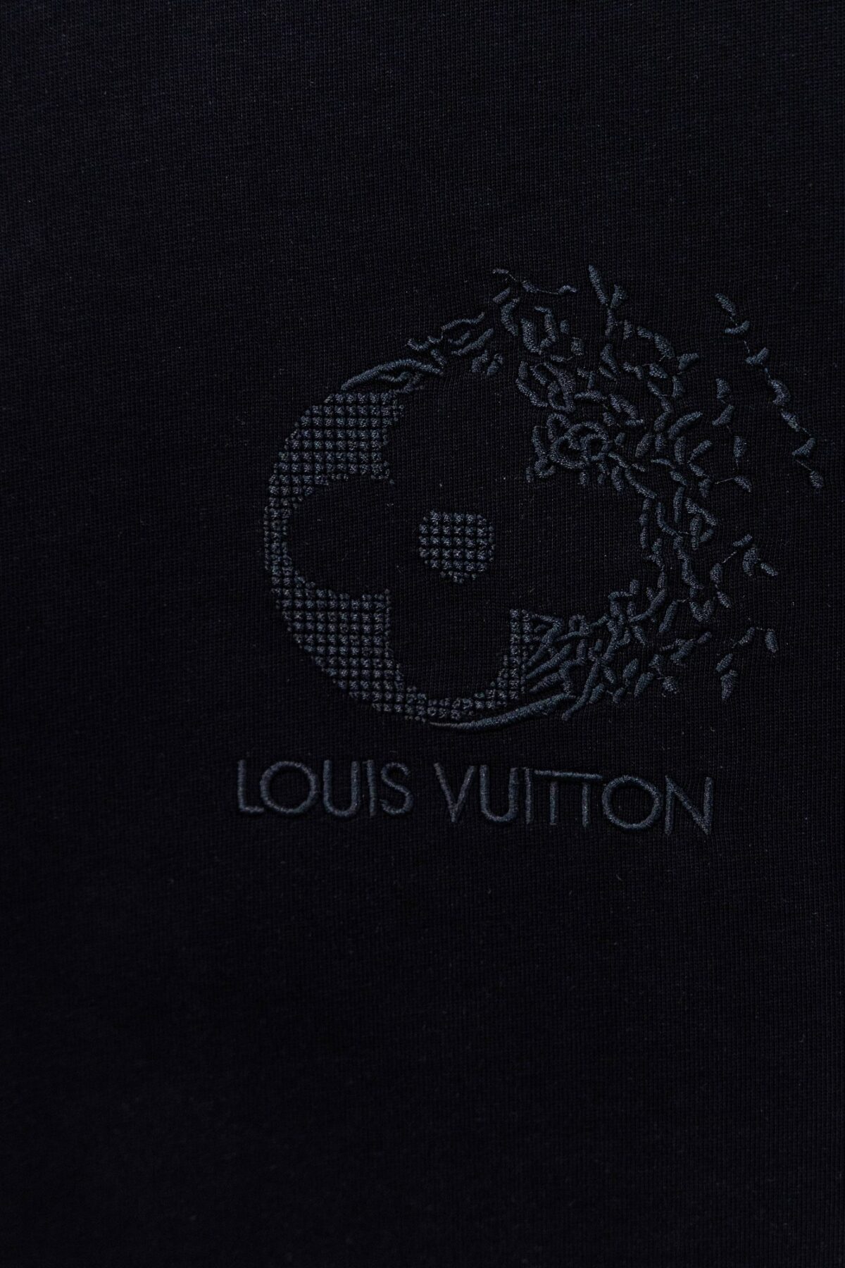 P80 Louis Vuitton*LV2026最新款短袖T恤 材质:采用300g高支高密双纱精梳棉 工艺：宽松版型前后幅重工刺绣🪡 内里贴布刺绣🪡 尺寸:S M L XL XXL 颜色:黑色 款号:M-0018