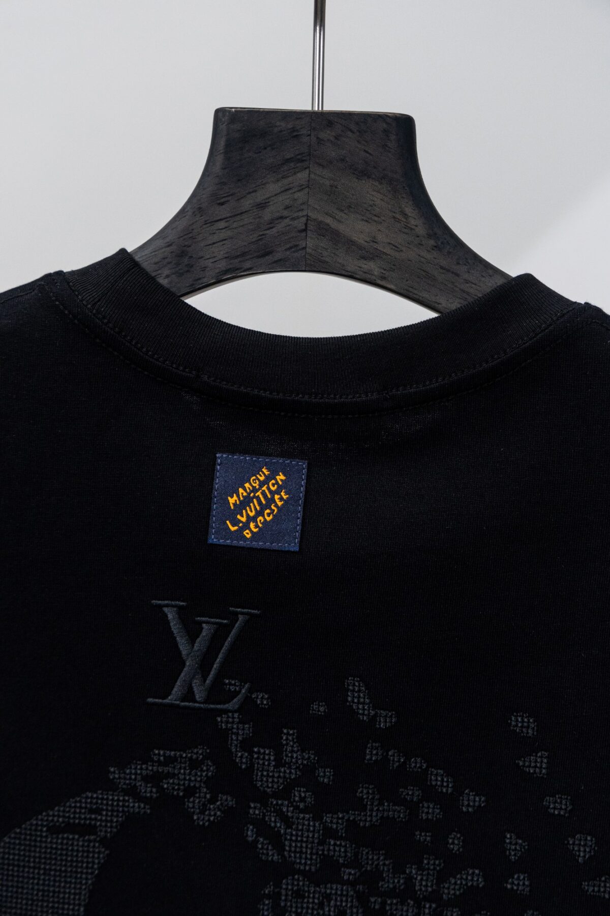 P80 Louis Vuitton*LV2026最新款短袖T恤 材质:采用300g高支高密双纱精梳棉 工艺：宽松版型前后幅重工刺绣🪡 内里贴布刺绣🪡 尺寸:S M L XL XXL 颜色:黑色 款号:M-0018