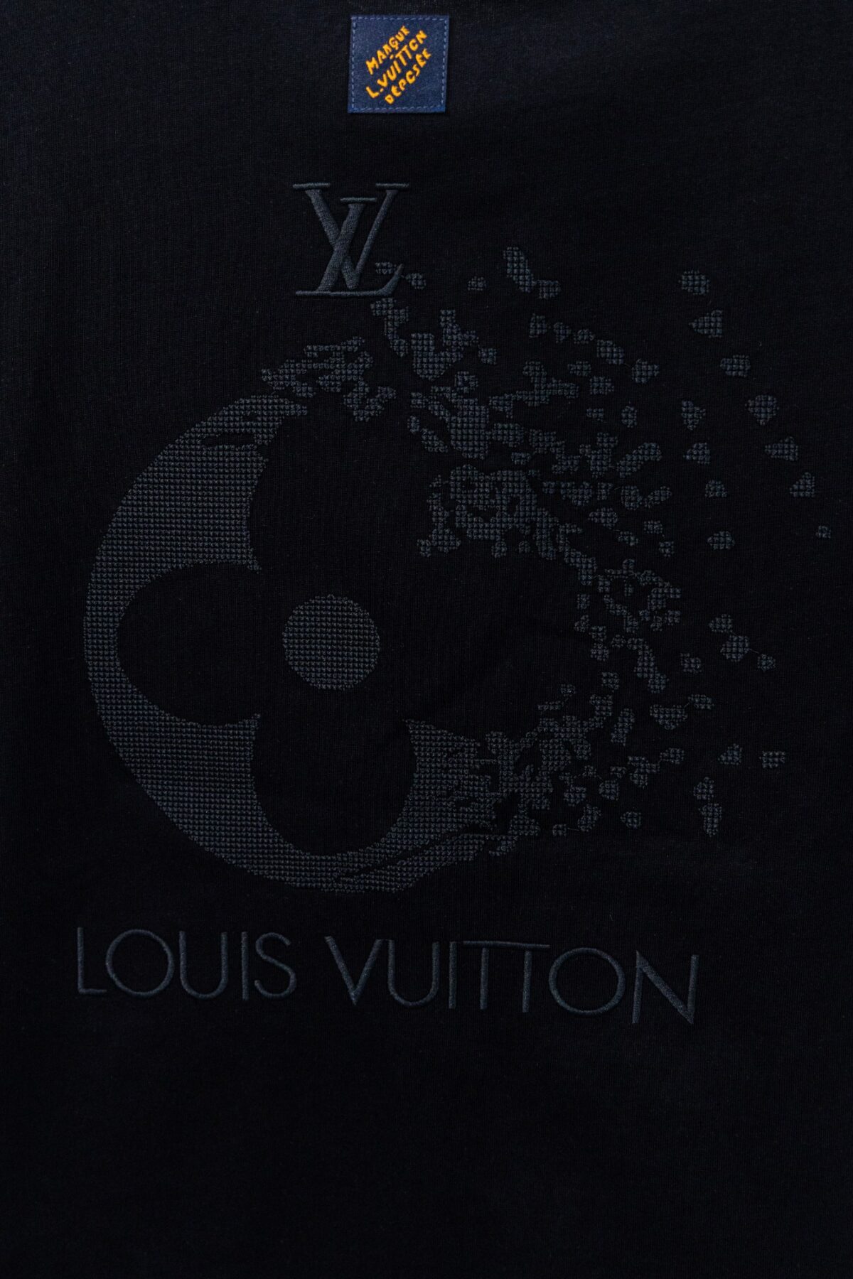 P80 Louis Vuitton*LV2026最新款短袖T恤 材质:采用300g高支高密双纱精梳棉 工艺：宽松版型前后幅重工刺绣🪡 内里贴布刺绣🪡 尺寸:S M L XL XXL 颜色:黑色 款号:M-0018