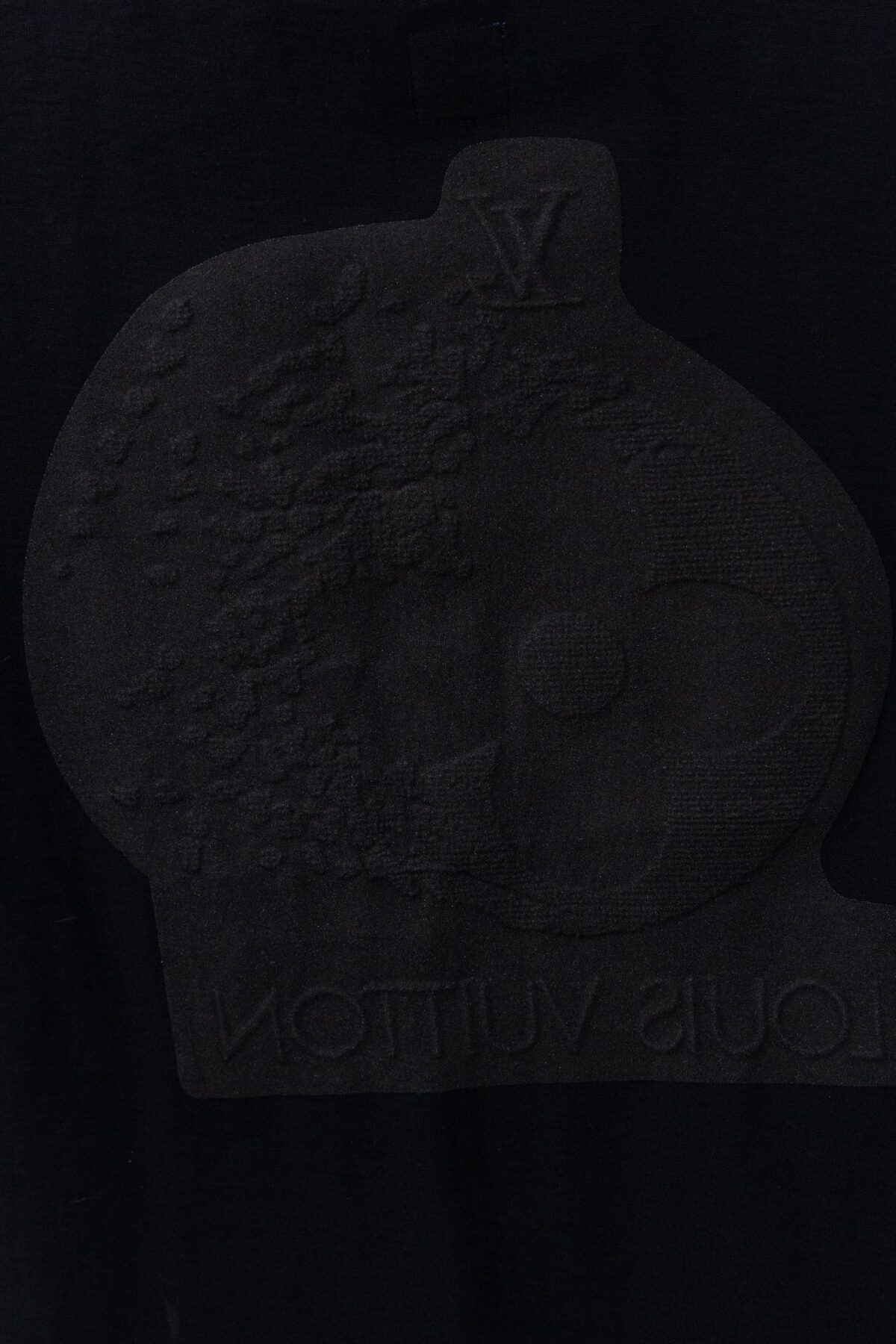 P80 Louis Vuitton*LV2026最新款短袖T恤 材质:采用300g高支高密双纱精梳棉 工艺：宽松版型前后幅重工刺绣🪡 内里贴布刺绣🪡 尺寸:S M L XL XXL 颜色:黑色 款号:M-0018