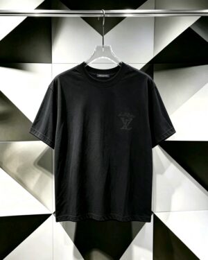 P80 Louis Vuitton*LV2026最新款短袖T恤 材质:采用320g高支高密双纱精梳棉 工艺：宽松版型前后幅重工刺绣🪡 内里贴布刺绣🪡 尺寸:S M L XL XXL 颜色:黑色 款号:M-0012