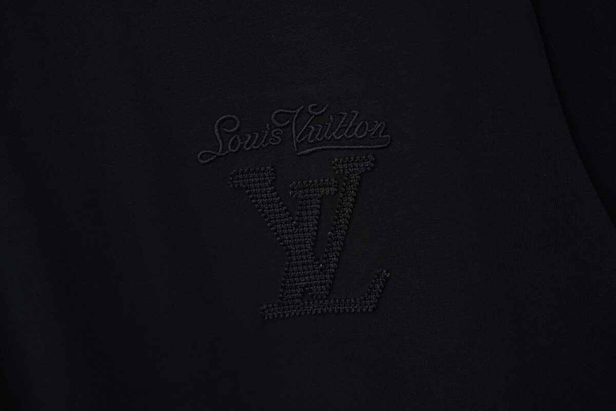 P80 Louis Vuitton*LV2026最新款短袖T恤 材质:采用320g高支高密双纱精梳棉 工艺：宽松版型前后幅重工刺绣🪡 内里贴布刺绣🪡 尺寸:S M L XL XXL 颜色:黑色 款号:M-0012