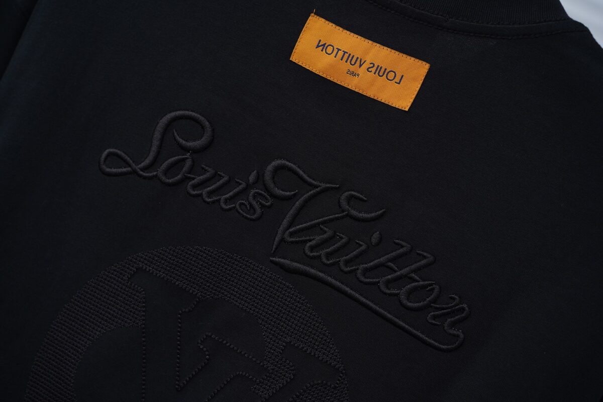 P80 Louis Vuitton*LV2026最新款短袖T恤 材质:采用320g高支高密双纱精梳棉 工艺：宽松版型前后幅重工刺绣🪡 内里贴布刺绣🪡 尺寸:S M L XL XXL 颜色:黑色 款号:M-0012