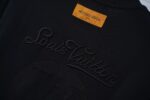 P80 Louis Vuitton*LV2026最新款短袖T恤 材质:采用320g高支高密双纱精梳棉 工艺：宽松版型前后幅重工刺绣🪡 内里贴布刺绣🪡 尺寸:S M L XL XXL 颜色:黑色 款号:M-0012