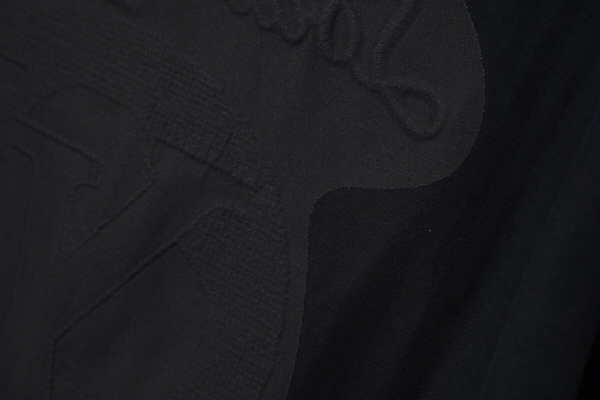 P80 Louis Vuitton*LV2026最新款短袖T恤 材质:采用320g高支高密双纱精梳棉 工艺：宽松版型前后幅重工刺绣🪡 内里贴布刺绣🪡 尺寸:S M L XL XXL 颜色:黑色 款号:M-0012