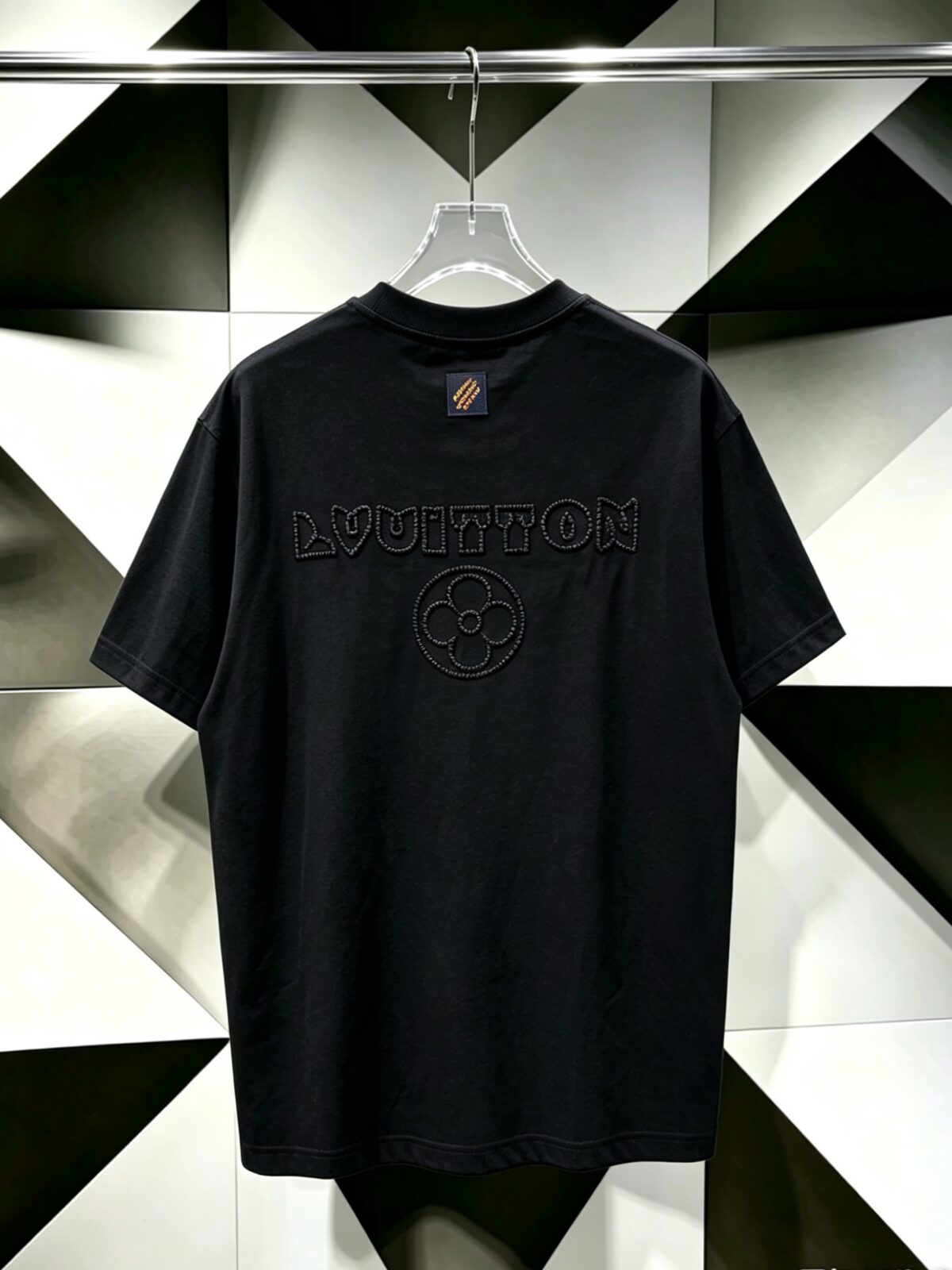 P80 Louis Vuitton*LV2026最新款短袖T恤 材质:采用320g高支高密双纱精梳棉 工艺：宽松版型前后幅重工玻珠刺绣🪡 内里贴布刺绣🪡 尺寸:S M L XL XXL 颜色:黑色 款号:M-0005