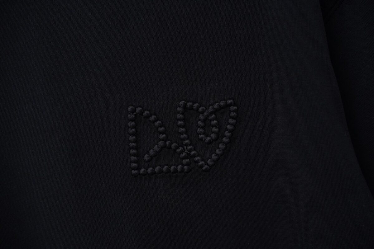 P80 Louis Vuitton*LV2026最新款短袖T恤 材质:采用320g高支高密双纱精梳棉 工艺：宽松版型前后幅重工玻珠刺绣🪡 内里贴布刺绣🪡 尺寸:S M L XL XXL 颜色:黑色 款号:M-0005