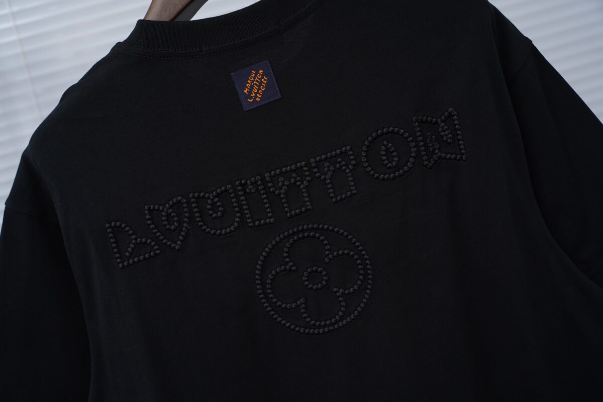 P80 Louis Vuitton*LV2026最新款短袖T恤 材质:采用320g高支高密双纱精梳棉 工艺：宽松版型前后幅重工玻珠刺绣🪡 内里贴布刺绣🪡 尺寸:S M L XL XXL 颜色:黑色 款号:M-0005