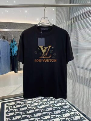 P80 路易LV M-xxxl 2026春夏短袖，以厚板胶印印花主调，巧妙融入针织领口撞色元素，打破传统短袖的单调感，彰显个性与不羁。立体剪裁贴合身形，设计利落有型，轻松拉长腿部线条，打造随性洒脱的休闲风格。优质面料舒适保暖，兼具保温性与舒适感，适合日常出街或轻户外场景。细节后背三角提花点缀，增添时尚质感，无论是搭配T恤牛仔裤的休闲look，还是叠的混搭风，都能轻松驾驭，是秋冬过渡季不可或缺的时尚单品。 现货颜色 黑色 白色