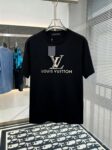 P80 路易Lv M-xxxl 2026春夏短袖，以厚板胶印印花主调，巧妙融入针织领口撞色元素，打破传统短袖的单调感，彰显个性与不羁。立体剪裁贴合身形，设计利落有型，轻松拉长腿部线条，打造随性洒脱的休闲风格。优质面料舒适保暖，兼具保温性与舒适感，适合日常出街或轻户外场景。细节后背三角提花点缀，增添时尚质感，无论是搭配T恤牛仔裤的休闲look，还是叠的混搭风，都能轻松驾驭，是秋冬过渡季不可或缺的时尚单品。 现货颜色 黑色 白色