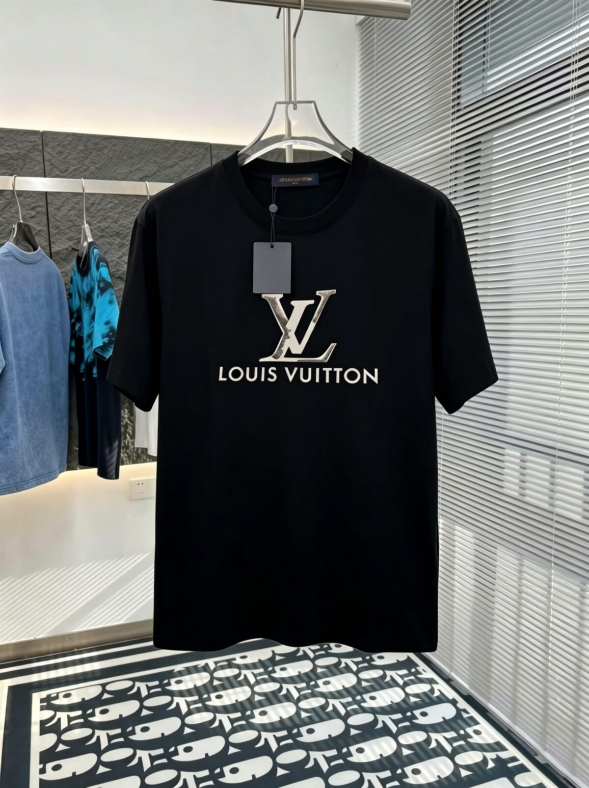 P80 路易Lv M-xxxl 2026春夏短袖，以厚板胶印印花主调，巧妙融入针织领口撞色元素，打破传统短袖的单调感，彰显个性与不羁。立体剪裁贴合身形，设计利落有型，轻松拉长腿部线条，打造随性洒脱的休闲风格。优质面料舒适保暖，兼具保温性与舒适感，适合日常出街或轻户外场景。细节后背三角提花点缀，增添时尚质感，无论是搭配T恤牛仔裤的休闲look，还是叠的混搭风，都能轻松驾驭，是秋冬过渡季不可或缺的时尚单品。 现货颜色 黑色 白色
