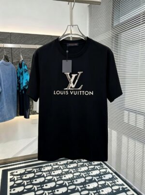 P80 路易Lv M-xxxl 2026春夏短袖，以厚板胶印印花主调，巧妙融入针织领口撞色元素，打破传统短袖的单调感，彰显个性与不羁。立体剪裁贴合身形，设计利落有型，轻松拉长腿部线条，打造随性洒脱的休闲风格。优质面料舒适保暖，兼具保温性与舒适感，适合日常出街或轻户外场景。细节后背三角提花点缀，增添时尚质感，无论是搭配T恤牛仔裤的休闲look，还是叠的混搭风，都能轻松驾驭，是秋冬过渡季不可或缺的时尚单品。 现货颜色 黑色 白色