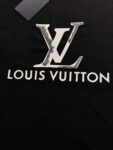 P80 路易Lv M-xxxl 2026春夏短袖，以厚板胶印印花主调，巧妙融入针织领口撞色元素，打破传统短袖的单调感，彰显个性与不羁。立体剪裁贴合身形，设计利落有型，轻松拉长腿部线条，打造随性洒脱的休闲风格。优质面料舒适保暖，兼具保温性与舒适感，适合日常出街或轻户外场景。细节后背三角提花点缀，增添时尚质感，无论是搭配T恤牛仔裤的休闲look，还是叠的混搭风，都能轻松驾驭，是秋冬过渡季不可或缺的时尚单品。 现货颜色 黑色 白色