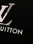 P80 路易Lv M-xxxl 2026春夏短袖，以厚板胶印印花主调，巧妙融入针织领口撞色元素，打破传统短袖的单调感，彰显个性与不羁。立体剪裁贴合身形，设计利落有型，轻松拉长腿部线条，打造随性洒脱的休闲风格。优质面料舒适保暖，兼具保温性与舒适感，适合日常出街或轻户外场景。细节后背三角提花点缀，增添时尚质感，无论是搭配T恤牛仔裤的休闲look，还是叠的混搭风，都能轻松驾驭，是秋冬过渡季不可或缺的时尚单品。 现货颜色 黑色 白色