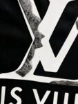 P80 路易Lv M-xxxl 2026春夏短袖，以厚板胶印印花主调，巧妙融入针织领口撞色元素，打破传统短袖的单调感，彰显个性与不羁。立体剪裁贴合身形，设计利落有型，轻松拉长腿部线条，打造随性洒脱的休闲风格。优质面料舒适保暖，兼具保温性与舒适感，适合日常出街或轻户外场景。细节后背三角提花点缀，增添时尚质感，无论是搭配T恤牛仔裤的休闲look，还是叠的混搭风，都能轻松驾驭，是秋冬过渡季不可或缺的时尚单品。 现货颜色 黑色 白色