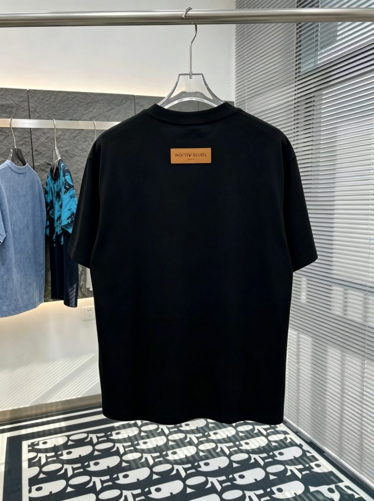 P80 路易Lv M-xxxl 2026春夏短袖，以厚板胶印印花主调，巧妙融入针织领口撞色元素，打破传统短袖的单调感，彰显个性与不羁。立体剪裁贴合身形，设计利落有型，轻松拉长腿部线条，打造随性洒脱的休闲风格。优质面料舒适保暖，兼具保温性与舒适感，适合日常出街或轻户外场景。细节后背三角提花点缀，增添时尚质感，无论是搭配T恤牛仔裤的休闲look，还是叠的混搭风，都能轻松驾驭，是秋冬过渡季不可或缺的时尚单品。 现货颜色 黑色 白色