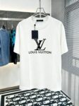P80 路易Lv M-xxxl 2026春夏短袖，以厚板胶印印花主调，巧妙融入针织领口撞色元素，打破传统短袖的单调感，彰显个性与不羁。立体剪裁贴合身形，设计利落有型，轻松拉长腿部线条，打造随性洒脱的休闲风格。优质面料舒适保暖，兼具保温性与舒适感，适合日常出街或轻户外场景。细节后背三角提花点缀，增添时尚质感，无论是搭配T恤牛仔裤的休闲look，还是叠的混搭风，都能轻松驾驭，是秋冬过渡季不可或缺的时尚单品。 现货颜色 黑色 白色