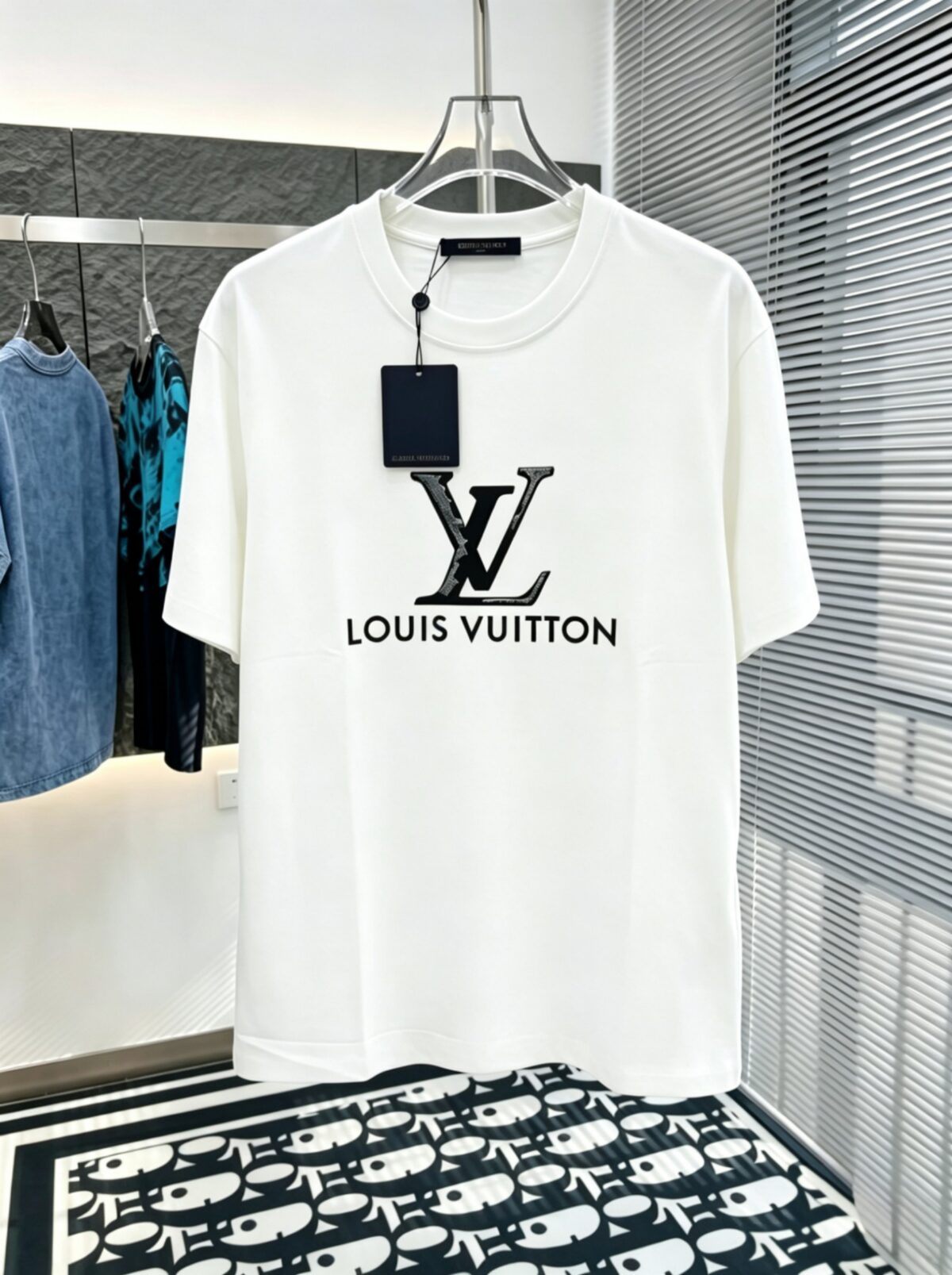 P80 路易Lv M-xxxl 2026春夏短袖，以厚板胶印印花主调，巧妙融入针织领口撞色元素，打破传统短袖的单调感，彰显个性与不羁。立体剪裁贴合身形，设计利落有型，轻松拉长腿部线条，打造随性洒脱的休闲风格。优质面料舒适保暖，兼具保温性与舒适感，适合日常出街或轻户外场景。细节后背三角提花点缀，增添时尚质感，无论是搭配T恤牛仔裤的休闲look，还是叠的混搭风，都能轻松驾驭，是秋冬过渡季不可或缺的时尚单品。 现货颜色 黑色 白色