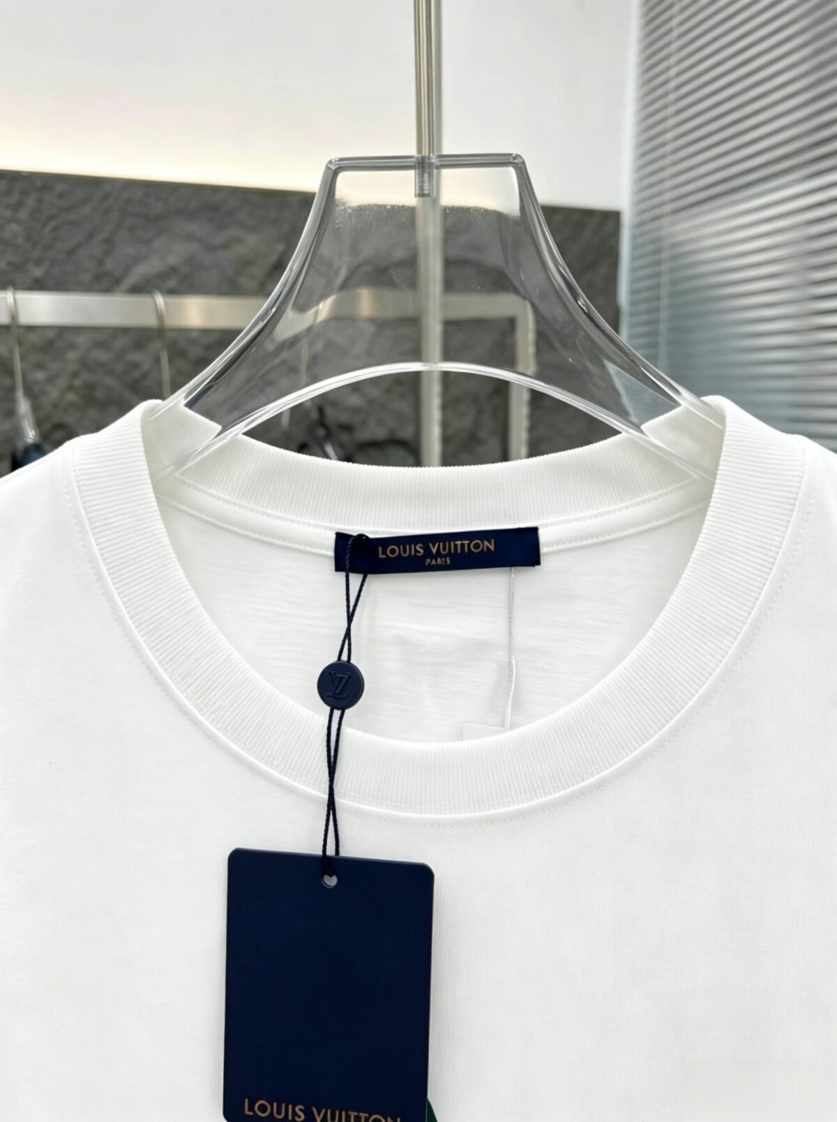 P80 路易Lv M-xxxl 2026春夏短袖，以厚板胶印印花主调，巧妙融入针织领口撞色元素，打破传统短袖的单调感，彰显个性与不羁。立体剪裁贴合身形，设计利落有型，轻松拉长腿部线条，打造随性洒脱的休闲风格。优质面料舒适保暖，兼具保温性与舒适感，适合日常出街或轻户外场景。细节后背三角提花点缀，增添时尚质感，无论是搭配T恤牛仔裤的休闲look，还是叠的混搭风，都能轻松驾驭，是秋冬过渡季不可或缺的时尚单品。 现货颜色 黑色 白色